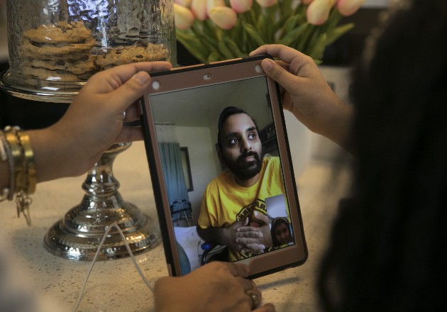 Ravi Sharma, normalmente en forma, perdió 23 kilos cuando tuvo COVID-19. En FaceTime con la familia. Foto / Maddie McGarvey para The New York Times.