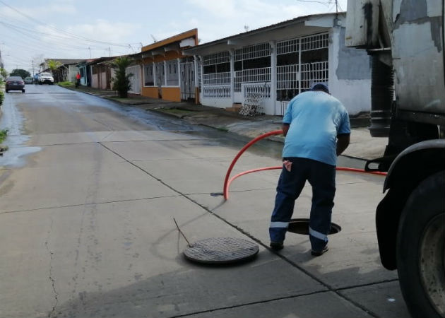 Técnicos del Idaan procedieron a limpias las alcantarillas. Foto: Diómedes Sánchez. 