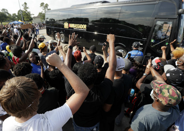 El cortejo fúnebre con los restos de George Floyd llegan al Cementerio de Pearland, Texas. Fotos: AP.