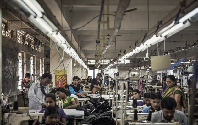 Mujeres trabajan en una fábrica de textiles en Bangalore, India. (Andrea Bruce/The New York Times)