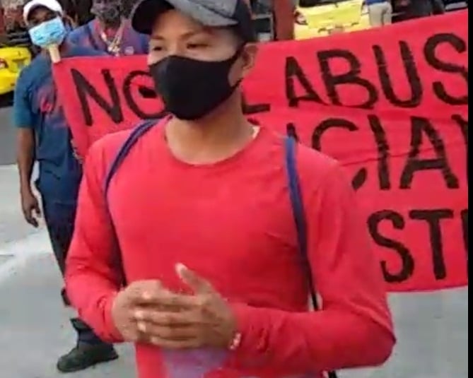 A priemras horas de la mañana los pescadores artesanales del área de La Playita en Colón, salieron a las calles, a pedir la destitución del policía que agredió al trabajador del mar.