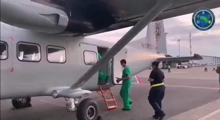 Los cuidados del paciente durante el vuelo humanitario se dieron por parte equipo de especialistas médicos de la CCSS de Costa Rica, ya una vez fue entregado por los médicos de Panamá.