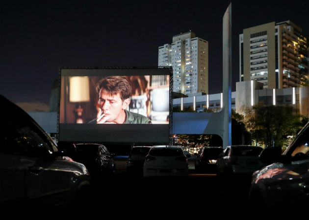 Una pareja ve una película en un autocine este miércoles, en Sao Paulo (Brasil). EFE.