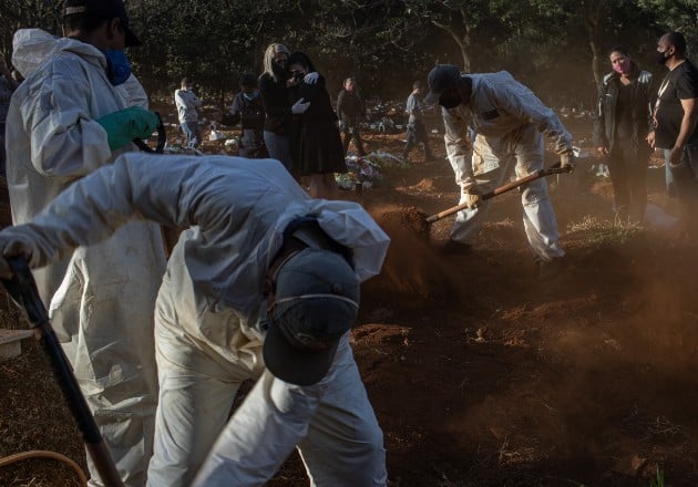 “No soy sepulturero”, dijo el presidente Bolsonaro sobre el creciente número de muertes. Un cementerio en São Paulo. Foto / Victor Moriyama para The New York Times.