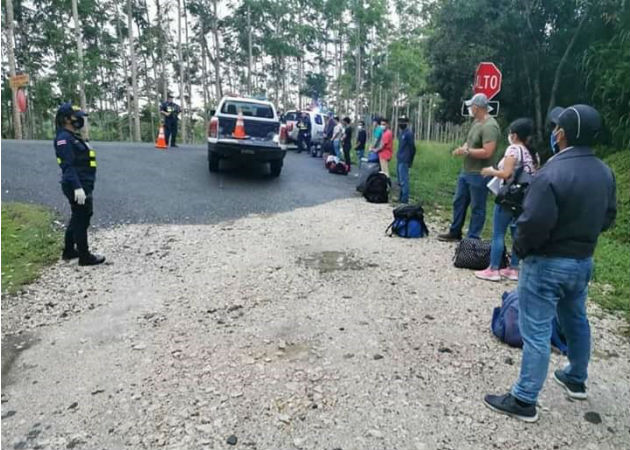 Los inmigrantes viajaban desde la frontera con Panamá en el sector de Coto Brus. Foto: Mayra Madrid.