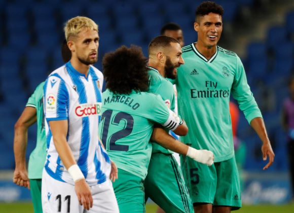 Benzema es felicitado por Marcelo por su gol. Foto:EFE