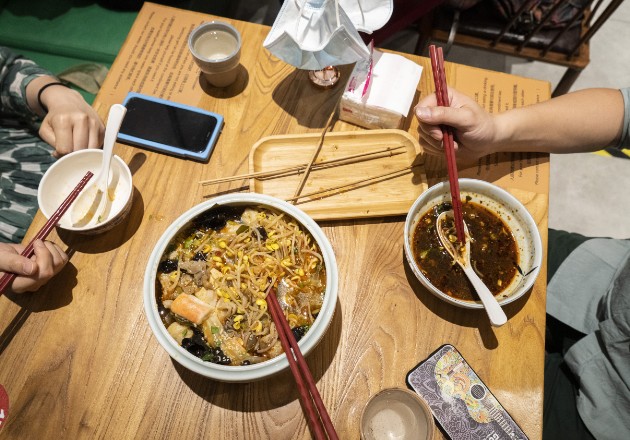 Compartir comida con tus propios palillos es una señal de intimidad. Palillos para servir en una mesa en Chilli Kitchen, en Beijing. Foto / Giulia Marchi para The New York Times.