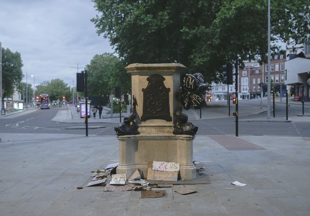 El pedestal de la estatua de Edward Colston en Bristol, rodeado por mensajes de apoyo a Black Lives Matter. Foto / James Beck para The New York Times.