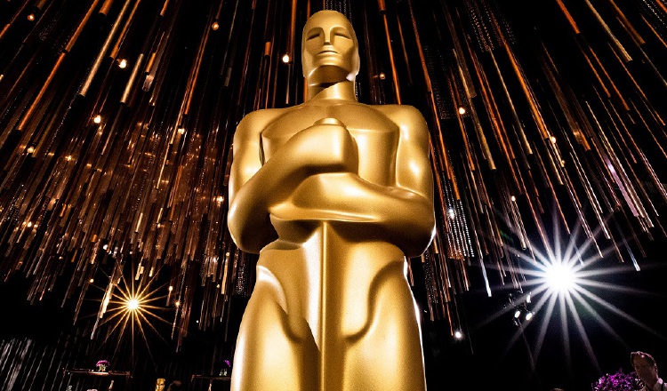 Una estatua de Óscar de color dorado se encuentra en el salón de baile Ray Dolby en Hollywood, California, 31 de enero de 2020.  EFE/EPA/ETIENNE LAURENT