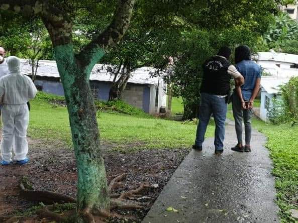 Durante los allanamientos se decomisó un arma de pellet, artículos electrónicos y un generador de electricidad posiblemente propiedad de la víctima.