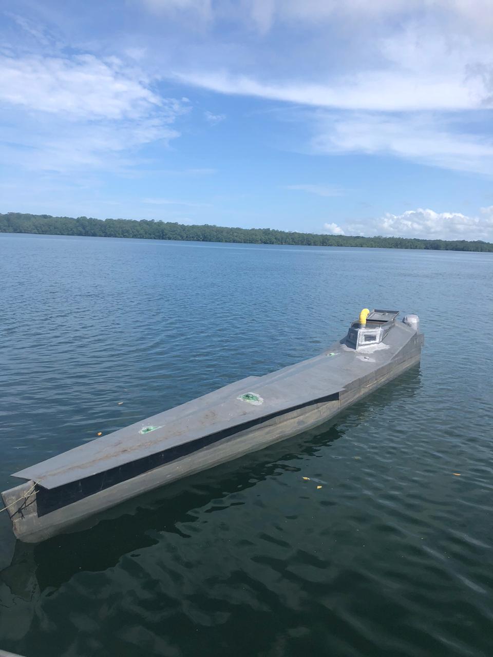 La embarcación y los tres tripulantes fueron localizados en la provincia de Veraguas, distrito de Montijo, al sur de la Isla Coiba, cuando transportaban en un semisumergible 610 paquetes de droga (681.25 kilogramos de cocaína).