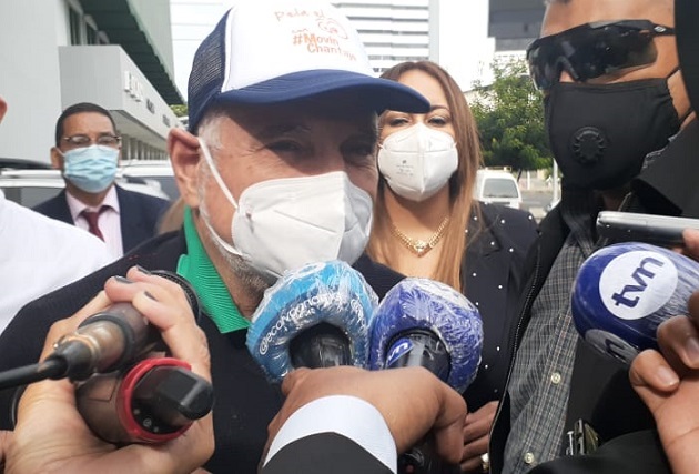 Ricardo Martinelli atiende a la prensa a su llegada al Ministerio Público. Foto Luis Ávila