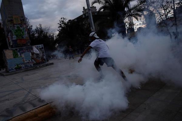 En total, fueron detenidas nueve personas por participar en los incidentes y violar el toque de queda nocturno que rige en el país desde mediados de marzo. FOTO/EFE