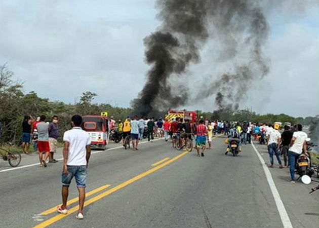  Una de las personas quemadas llega al Hospital Central Julio Méndez Barreneche en Santa Marta (Colombia). Fotos: EFE.