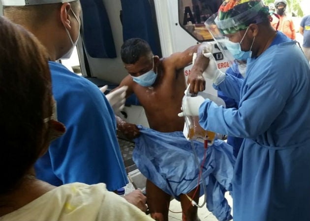  Una de las personas quemadas llega al Hospital Central Julio Méndez Barreneche en Santa Marta (Colombia). Fotos: EFE.