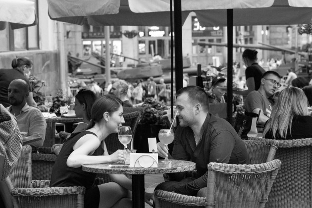 Si hay confianza social, más gente estará dispuesta a usar el transporte público, a comprar en las tiendas y a comer en restaurantes, iniciando el proceso de relanzamiento de la economía. Foto: EFE.