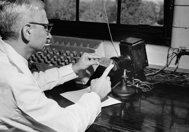 Albert Sabin, que desarrolló una vacuna oral contra la polio, dio cepas del virus a dos médicos rusos. Foto / Gene Smith/Associated Press.