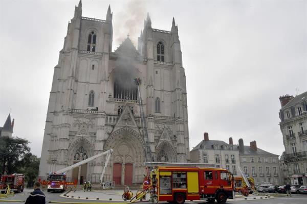 Las llamas se cebaron sobre todo en el gran órgano y en la plataforma sobre la que se asentaba, que quedó seriamente dañada, explicó el responsable de los bomberos en el departamento de Loire Atlantique, el general Laurent Ferlay. FOTO/EFE