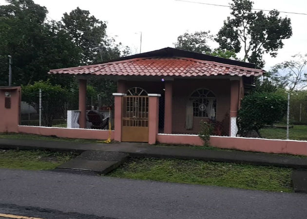 La pareja fue encontrada en uno de cuartos de esta vivienda en La Mata. Fotos: José Vásquez.