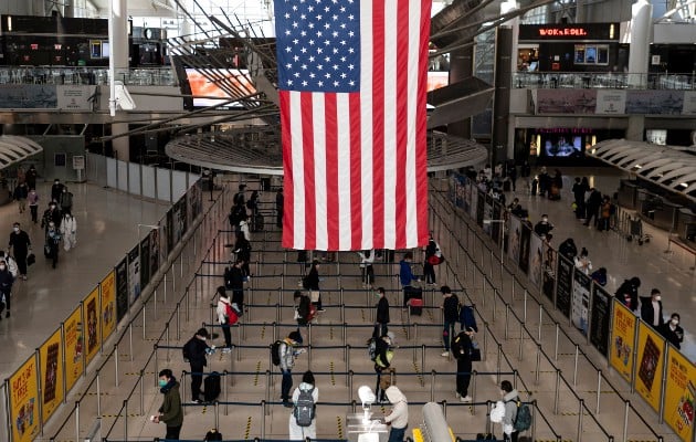 Viajeros de EE.UU. enfrentan mayores restricciones para entrar a otros países. Foto / Johannes Eisele/Agence France-Presse — Getty Images.