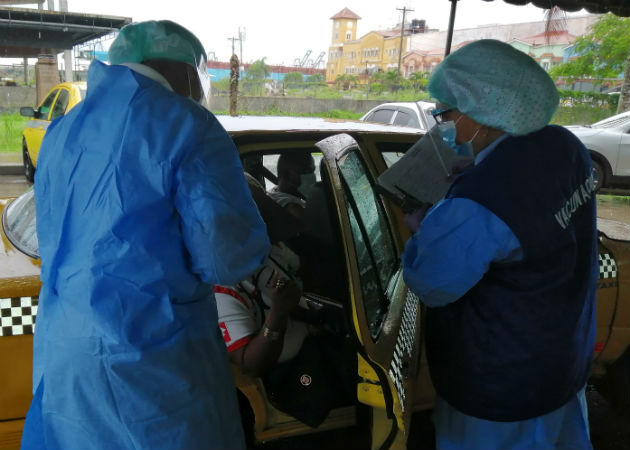 La vacunación exprés se realizó afuera de la sede del Minsa en Colón. Fotos: Diómedes Sánchez.