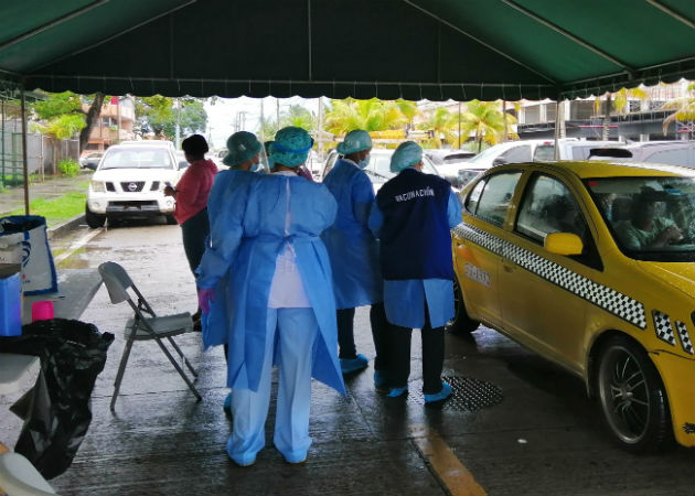 La vacunación exprés se realizó afuera de la sede del Minsa en Colón. Fotos: Diómedes Sánchez.