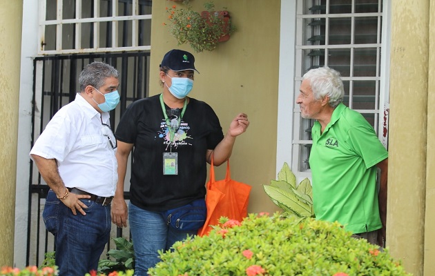 Para el ministro Luis Sucre (izq.) lo fundamental es cortar la transmisión del virus.