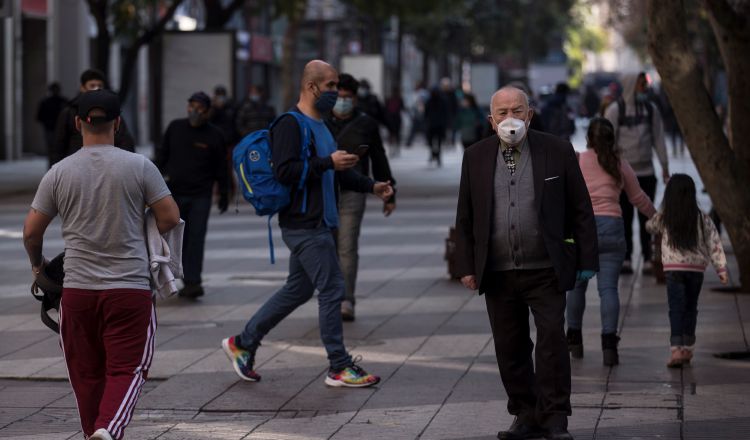 Chile se encuentra bajo estado de excepción, con toque de queda nocturno, y todos los comercios no esenciales cerrados. EFE