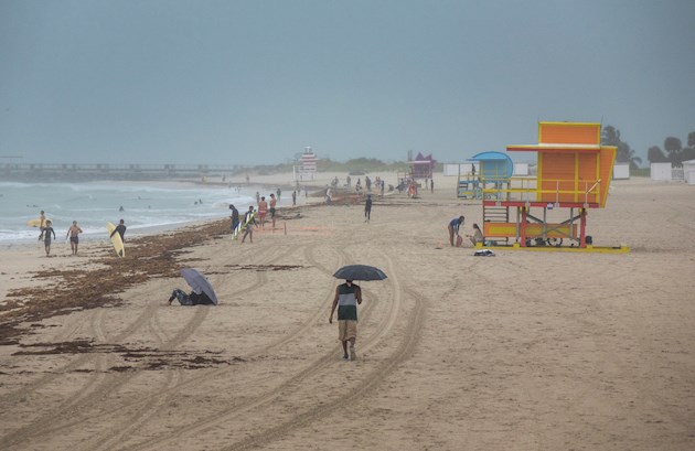 El centro de la tormenta estará hoy sobre o cerca de la costa floridana y el lunes y martes se desplazará desde el Atlántico a la altura de la costa de Georgia hacia otros estados del litoral este estadounidense, según el NHC.