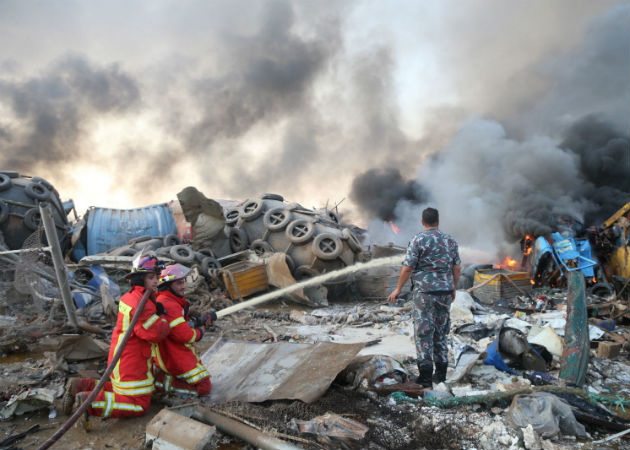 Paramédicos movilizan a un herido en la explosión del hospital de Najjar a otro hospital en Al-Hamra. Fotos: EFE.