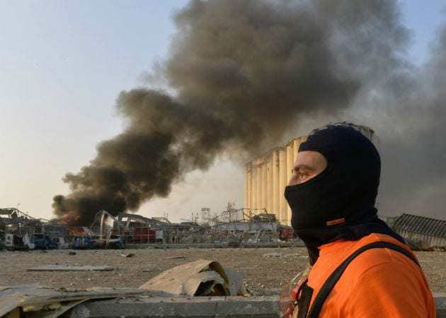 Vehículos destruidos en los predios del puerto de Beirut, tras la explosión. Fotos: EFE.