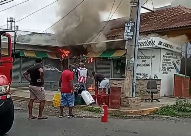 El fuego fue en un puesto de venta y reparación de teléfonos móviles. Fotos: Eric A. Montenegro.