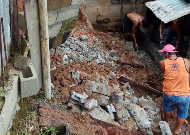 En el sector El Límite, colapsó el muro tras la fuerte lluvia. Fotos. Diómedes Sánchez S. 