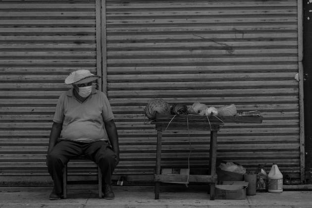 Un hombre vende cuerdas en la Avenida Central. Hay un promedio de 716 mil sobrevivientes con empleo informal. Foto: EFE.