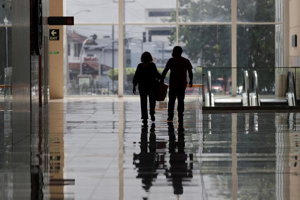 Una pareja camina por un centro comercial hoy, en Ciudad de Panamá. Foto EFE