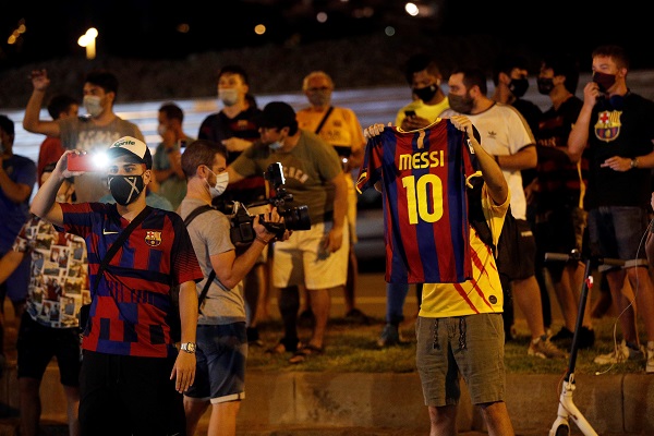 Aficionados en los predios del Camp Nou piden a Messi que siga en el Barcelona. Foto:EFE 