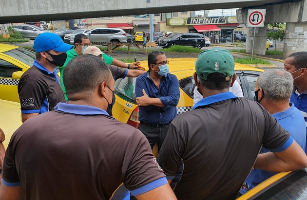 El director de la ATTT, Miguel Martínez (centro), conversó con los taxistas sobre la medida restrictiva para operar. 