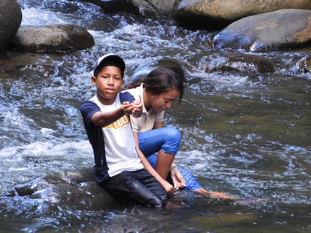 Omar Navarro y Kaithy Castro disfrutan de las aguas del río Juan Díaz. Foto cortesía Sociedad Audubon de Panamá. 