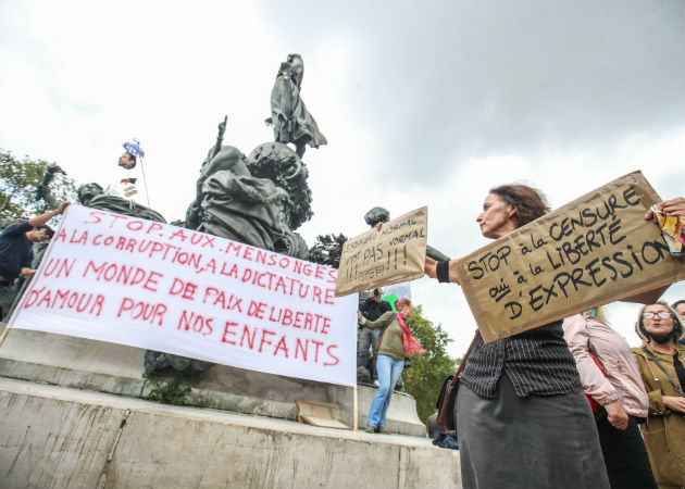 Los manifestantes también cuestionaron las últimas imposiciones del Ejecutivo tras el aumento exponencial del número de contagios. Fotos: EFE.