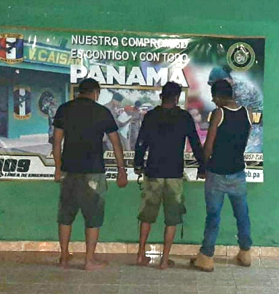 Los cuatro sujetos fueron encontrados en la propiedad  y uno de ellos le hizo frente a la policía 