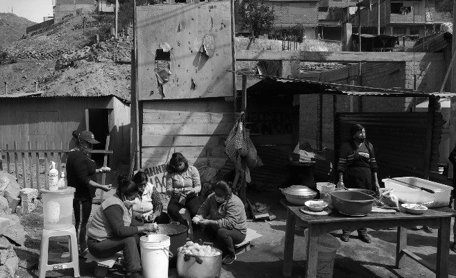 He visto cientos de hogares en los que una vieja lata hace las veces de una olla; la estufa es un fogón ennegrecido. Foto: EFE. 