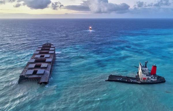 El Sir Gaëtan Duval, de la Guardia Costera mauriciana y con ocho tripulantes, chocó con una barcaza que transportaba hidrocarburo del granelero japonés MV Wakashio, de bandera panameña, que embarrancó el pasado 25 de julio en los arrecifes de Pointe-d'Esny (sureste de la isla), liberando toneladas de fuel al mar. FOTO/EFE