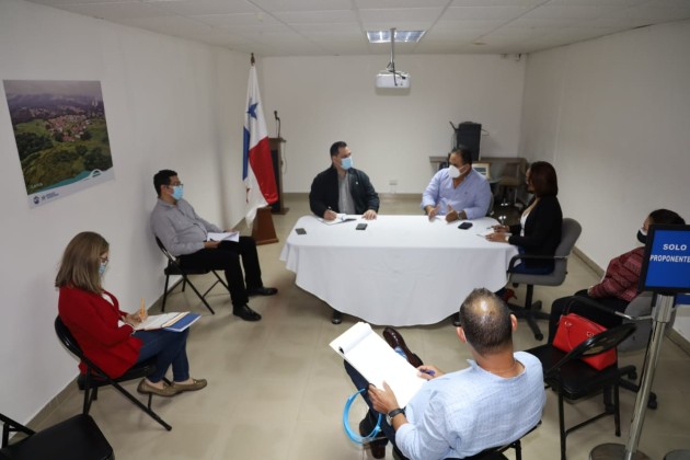 En la reunión participaron el gerente de Jurídico Jaime Marín y la jefa de Unidad Técnica, Nedelka Ortega del Banco Hipotecario Nacional (BHN) y el sub-secretario Ejecutivo de Unidad Administrativa de Bienes Revertidos (UABR), Esteban Ripoll.