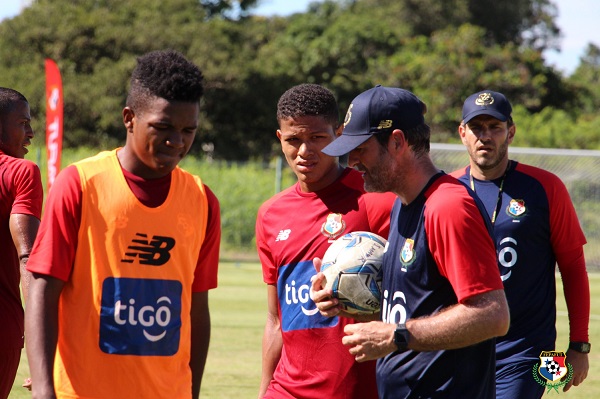 Thomas Christiansen da algunas instrucciones a los jugadores en uno de los entrenamientos de la 'burbuja'. Foto:Fepafut