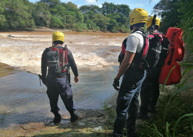 Los socorristas iniciaron la búsqueda por la ribera del río La Villa. Fotos: Thays Domínguez.