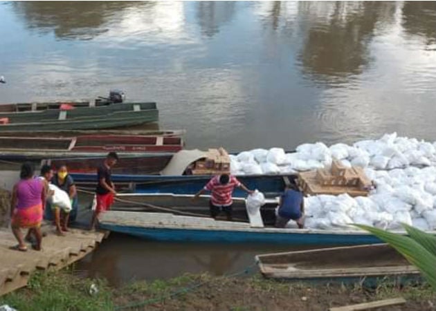 Las Werârâ (mujeres) de Unión Chocó descargando las bolsas de la piragua. Fotos: Cortesía.