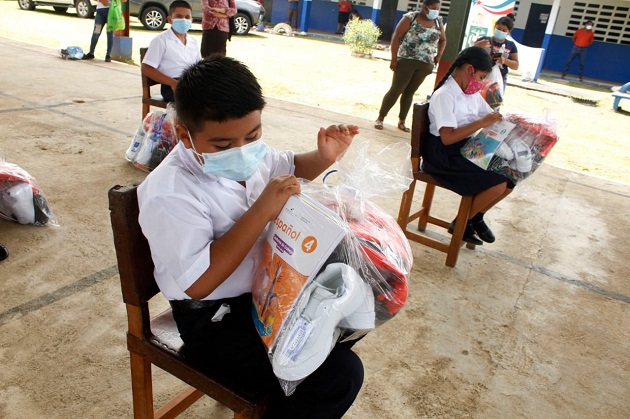 Los niños recibieron guías impresas, mochilas y calzados. 