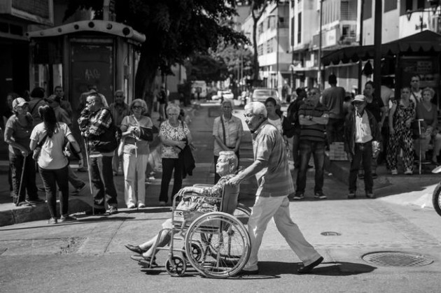 Aprovechemos la experiencia y sabiduría de aquellos que han vivido toda una vida aprendiendo y enseñando. No los maltratemos. No los desechemos. No los olvidemos. Foto: EFE.