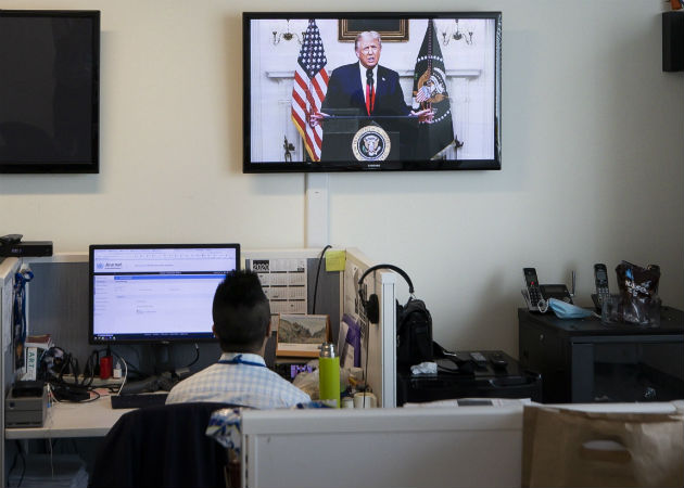 El discurso de Trump en la ONU es visto por televisión en una de las oficins del organismo mundial en Nueva York. Foto: EFE