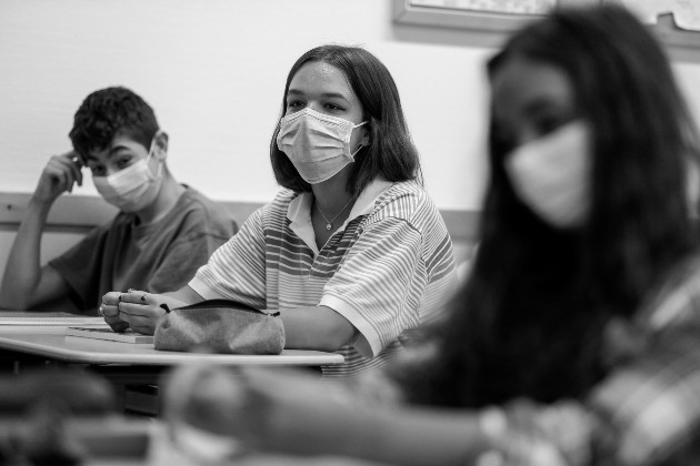 Cuando los hijos crecen y se hacen mayores, el rol de los padres frente a la educación de sus hijos, se transforma y se desempeña, a través del ejemplo y del consejo. Foto: EFE.